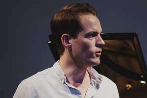 Dramaturg und Pianist Arno Lücker moderiert durch das Abendprogramm.
